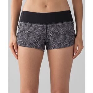 Lululemon Speed 2.5"  Shorts in Formation Alpine White Black